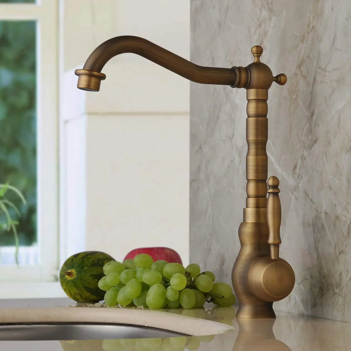 Torneira 360° Vintage de Bancada Bronze Clássico - Bica Giratória com Dupla Alavanca para Cozinha e Banheiro