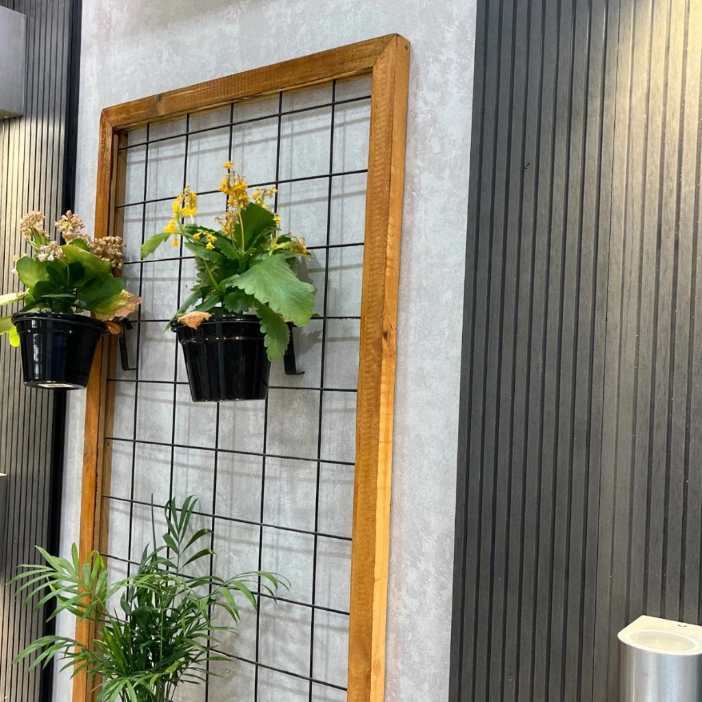 Jardim Vertical de Parede em Madeira com Grade - Decore com Estilo
