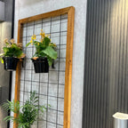 Jardim Vertical de Parede em Madeira com Grade - Decore com Estilo