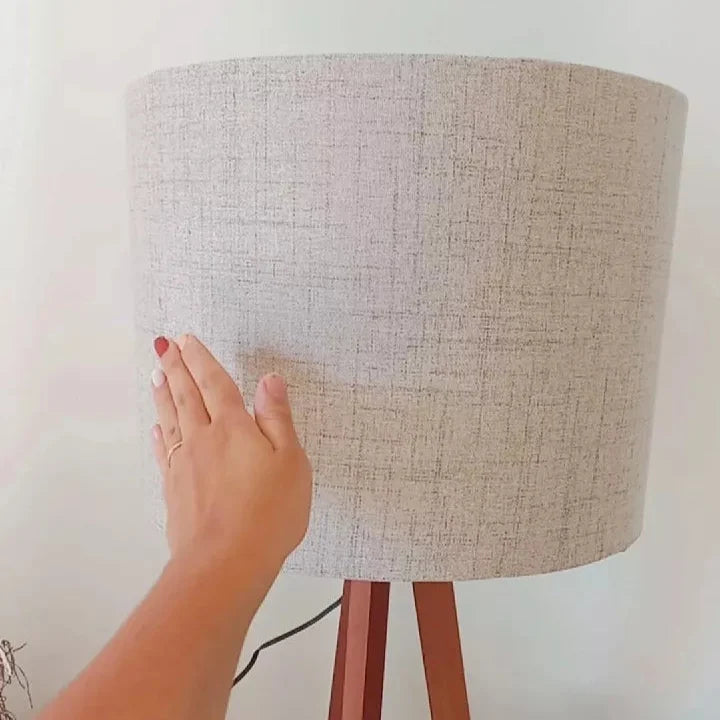 Abajur de Chão Tripé 1,50m com Cúpula de Linho | Elegância e Aconchego Para Sua Sala