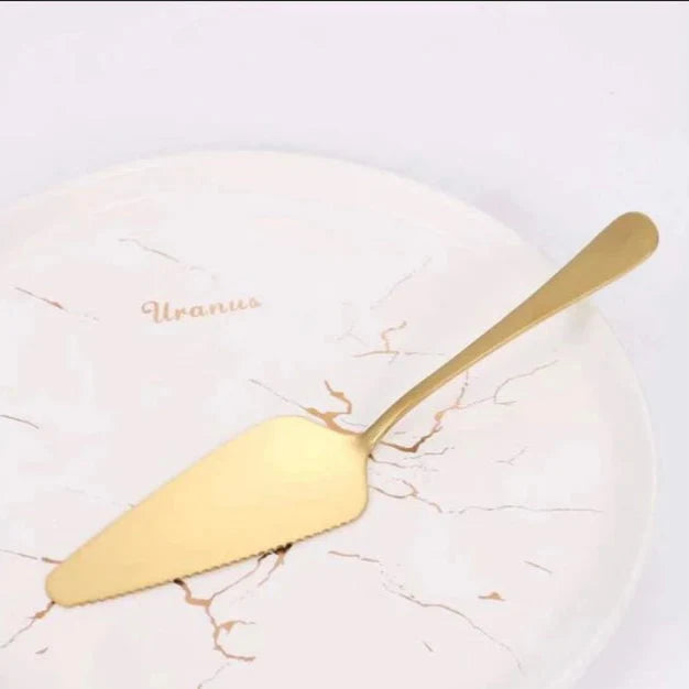 Espátula para Bolo Dourada em Aço Inox - Elegância e Sofisticação para Servir