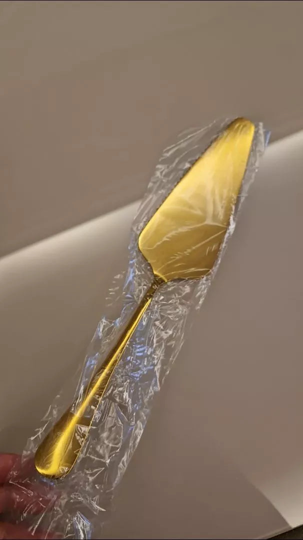 Espátula para Bolo Dourada em Aço Inox - Elegância e Sofisticação para Servir