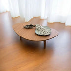 Mesa de Centro Orgânica 90x52cm em Madeira com Pés Palito – Design Moderno e Elegante na Cor Mel