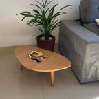 Mesa de Centro Orgânica 90x52cm em Madeira com Pés Palito – Design Moderno e Elegante na Cor Mel