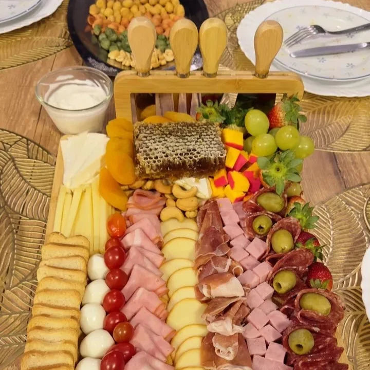 Tábua de Queijos e Frios com Kit de Espátulas – Elegância e Sabor à Mesa